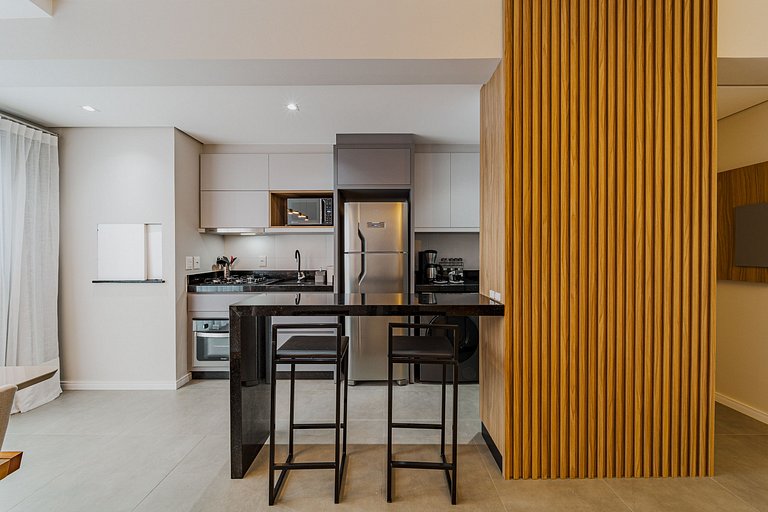 Apartamento completo, moderno e bem localizado