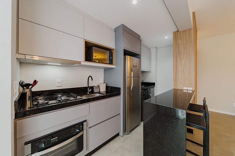 Apartamento completo, moderno e bem localizado