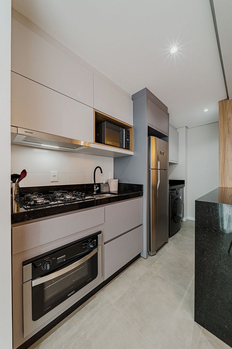 Apartamento completo, moderno e bem localizado