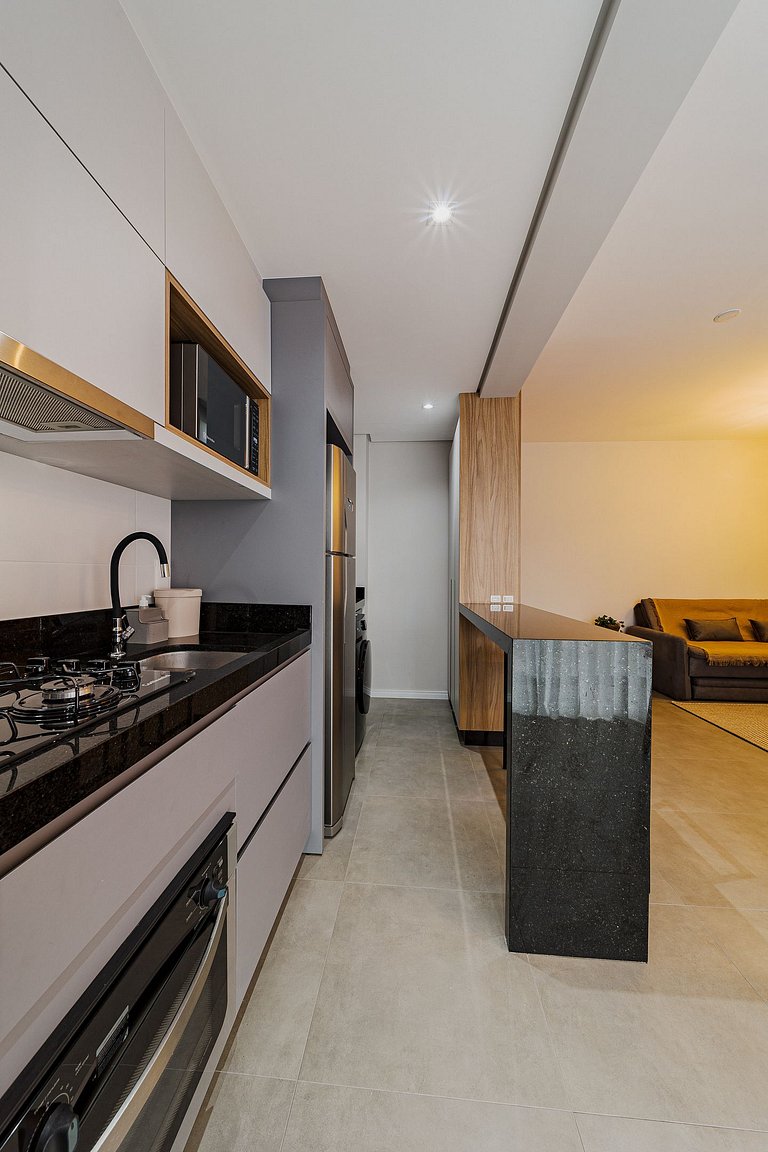 Apartamento completo, moderno e bem localizado