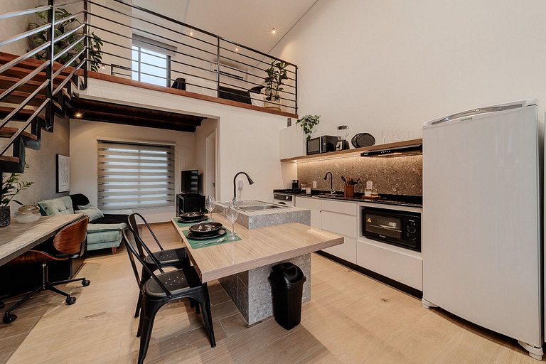 Refúgio dos Sonhos: Loft com Mezanino Único!