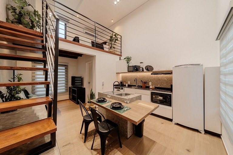 Refúgio dos Sonhos: Loft com Mezanino Único!