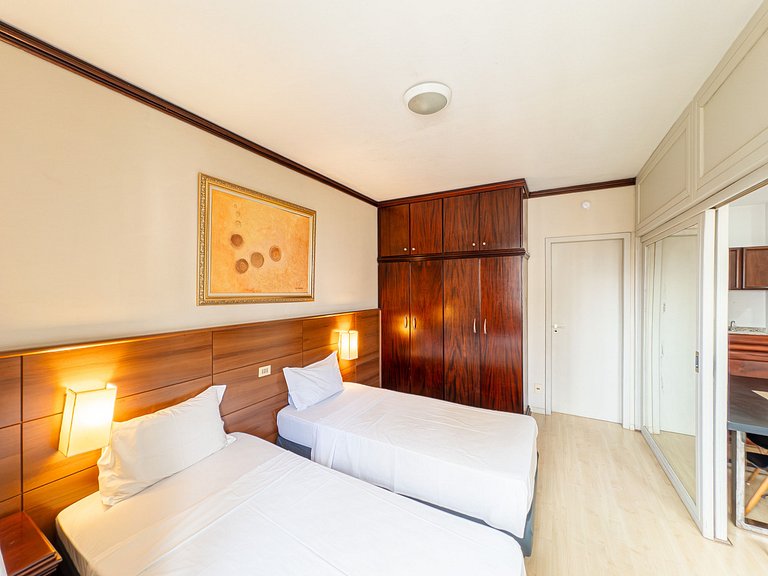 Design e Conforto c/ duas camas em quarto de hotel