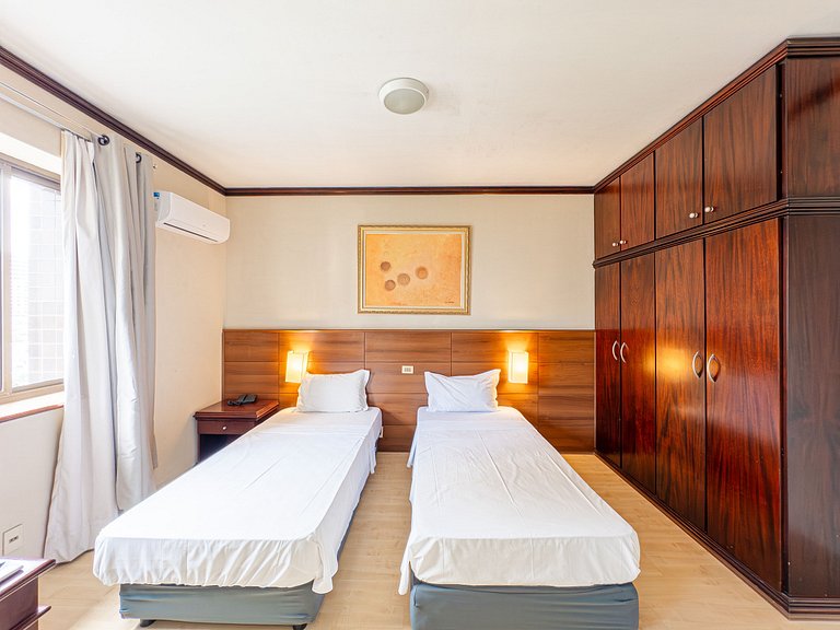 Design e Conforto c/ duas camas em quarto de hotel