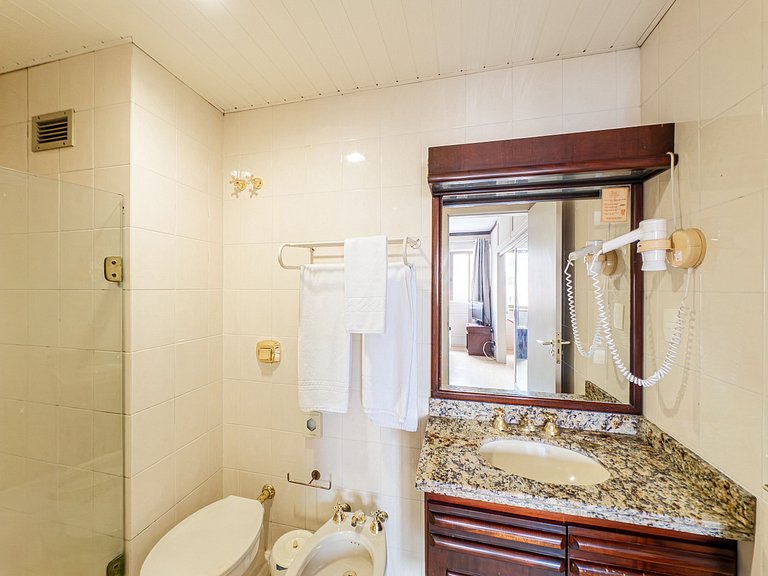 Design e Conforto c/ duas camas em quarto de hotel