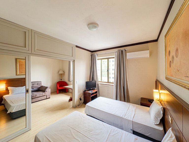 Design e Conforto c/ duas camas em quarto de hotel