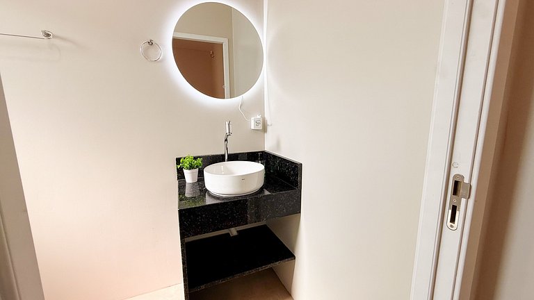 Suíte Lisboa | Fechadura e banheiro exclusivo